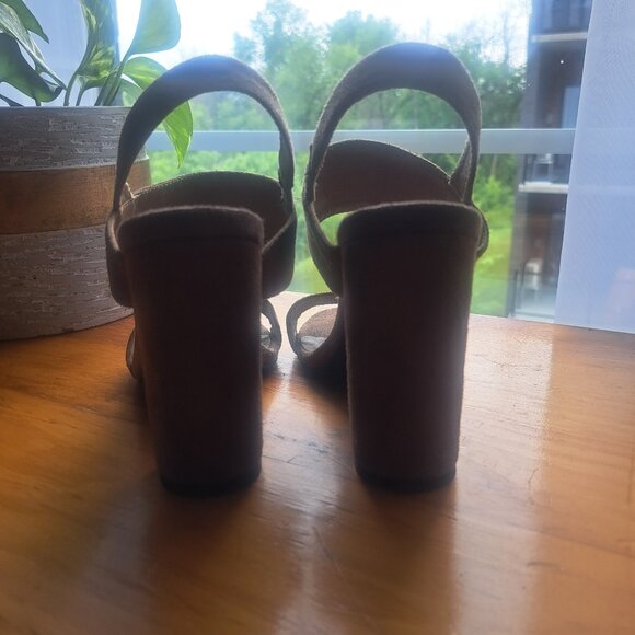Tan heels - Picture 2 of 2